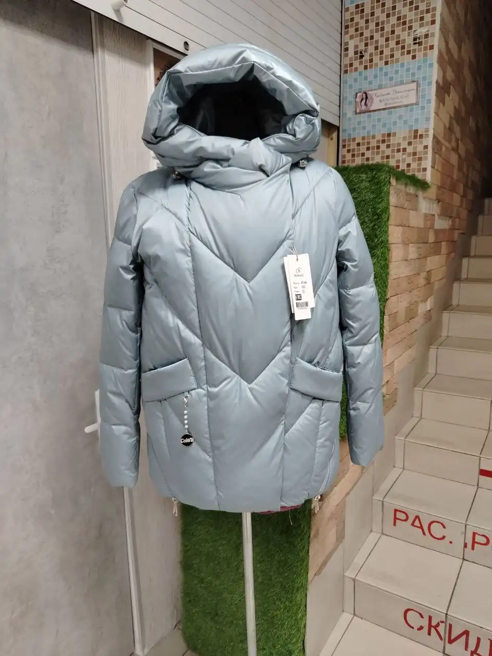 Новогодние скидки на теплые куртки, комбинезоны и красовки