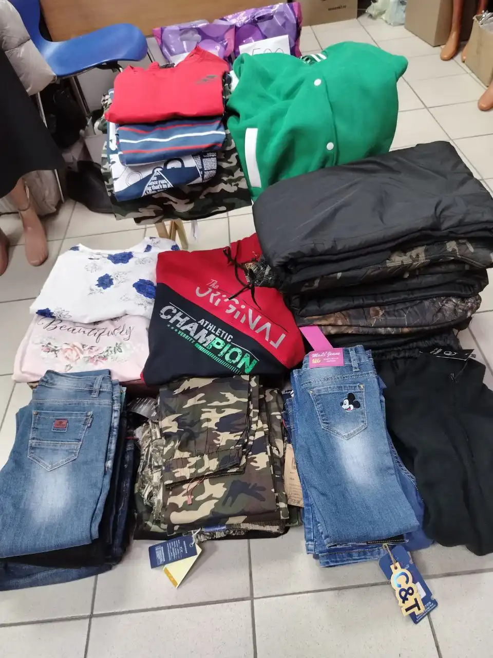 Распродажа одежды: куртки, джинсы, футболки, костюмы