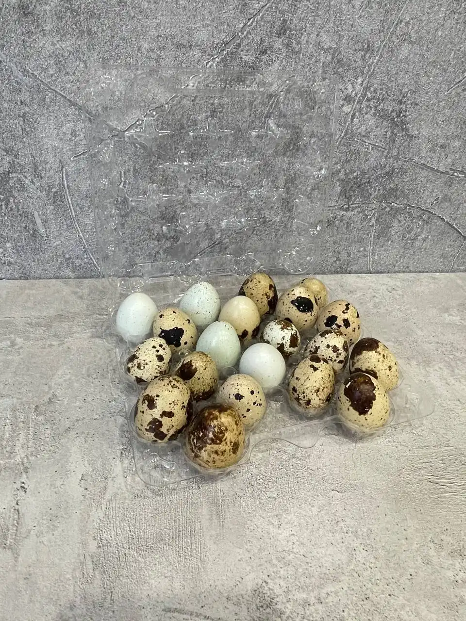 Крупное перепелиное яйцо