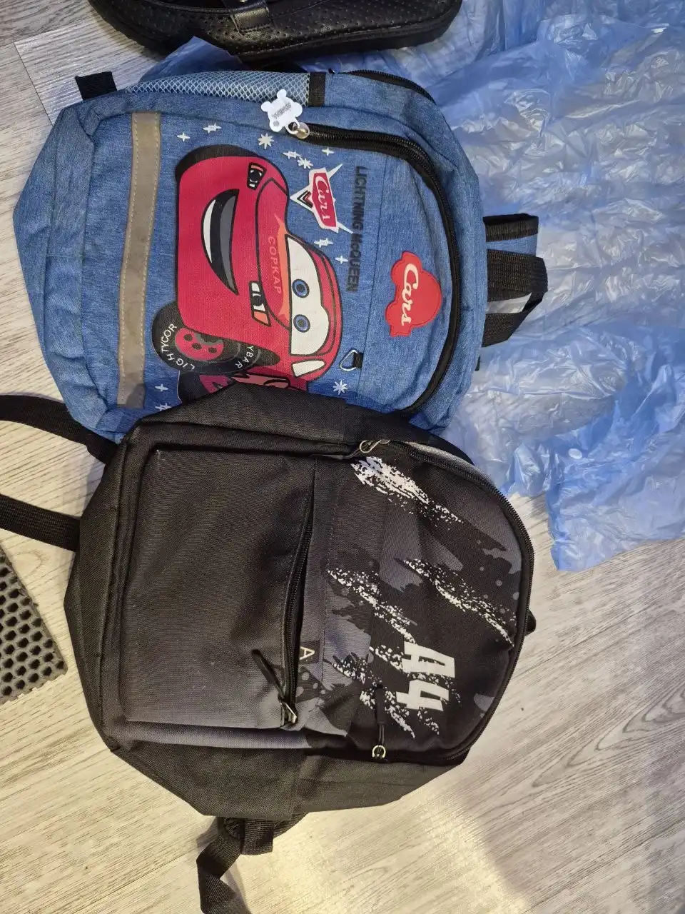 Отдам новую обувь 39 размера и дождевик