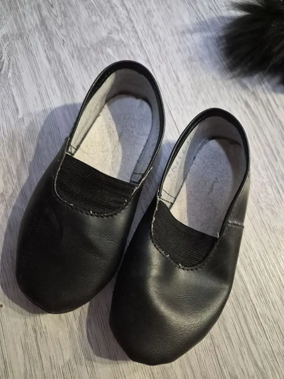 Отдам новую обувь 39 размера и дождевик