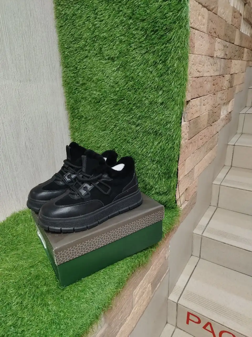 Продам женские кроссовки новые теплые - Обувь (Одежда) в Емельяново