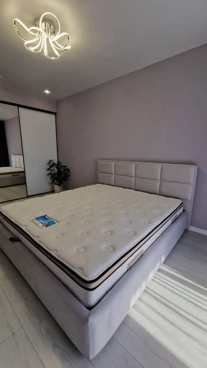 Кровать с матрасом 180-200, подъемный механизм, светлый велюр - Мебель (Для дома и дачи) в Емельяново