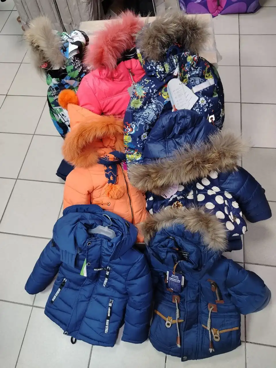 Распродажа одежды: куртки, джинсы, футболки, школьная форма и другое - Верхняя одежда, повседневная одежда, школьная форма (Одежда) в Емельяново, Красноярск