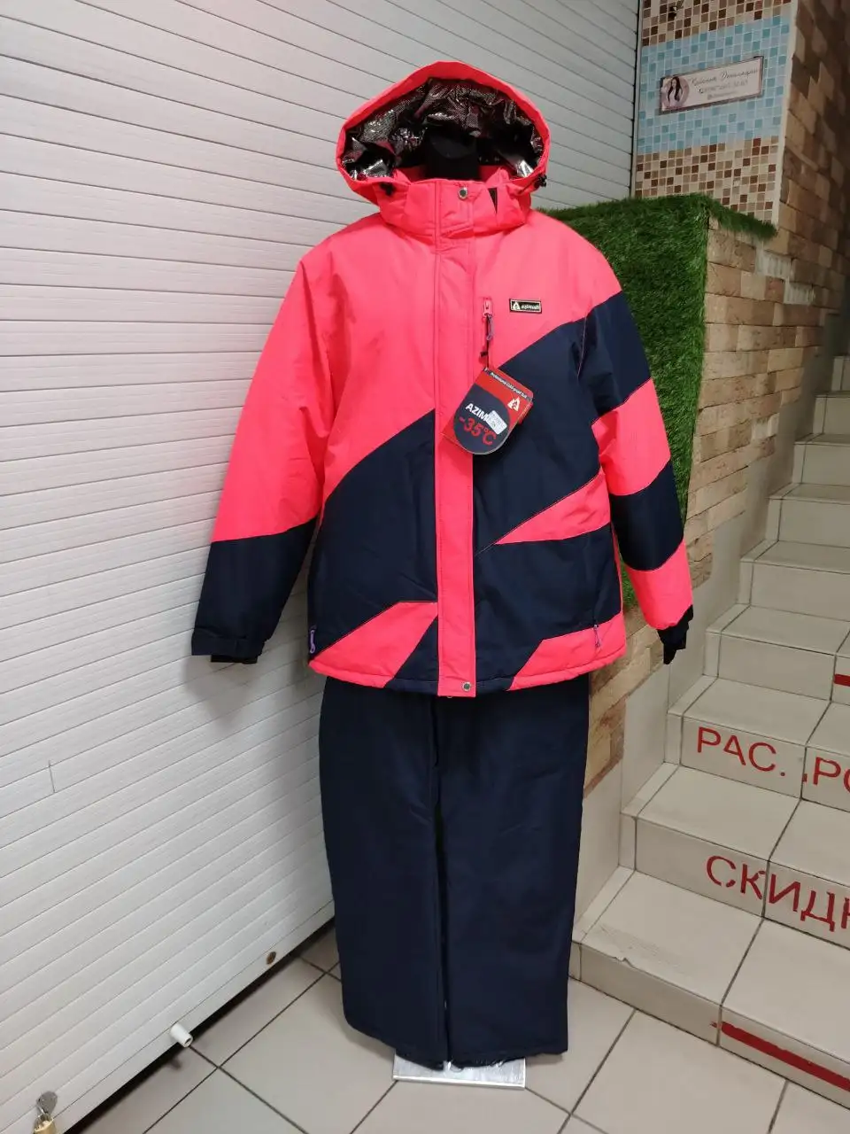 Продажа б/у костюмов мужских и женских - Одежда в Емельяново