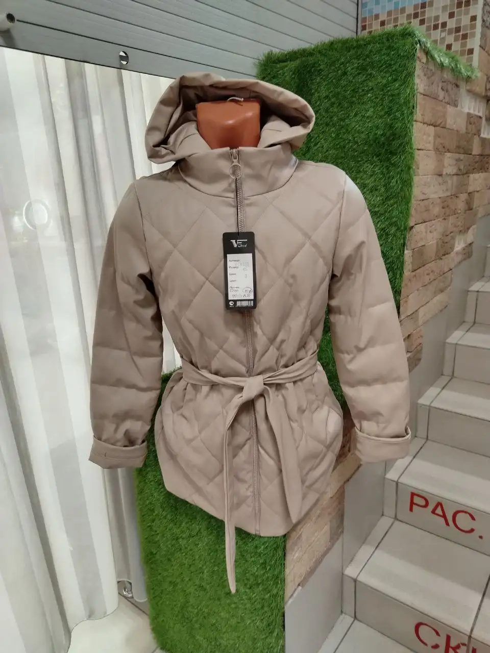 Весенние и зимние куртки мужские и женские - Куртки (Одежда) в Емельяново