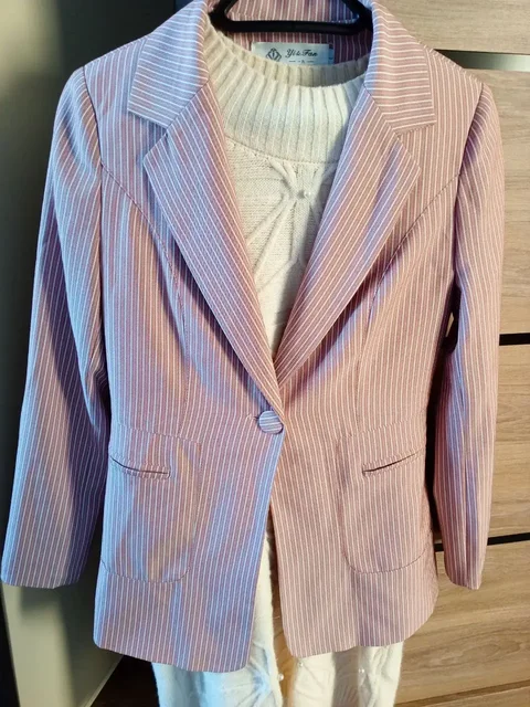 Женская шапка, пиджак и джинсы - Кроссовки в Красноярск