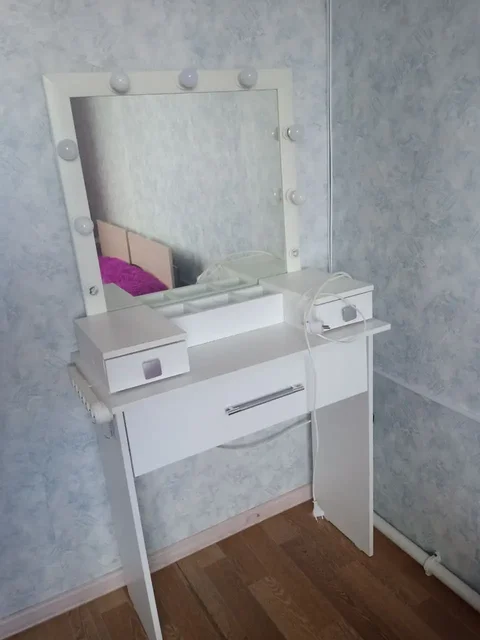 Продам дамский туалетный столик с подсветкой - частное объявление в Красноярск