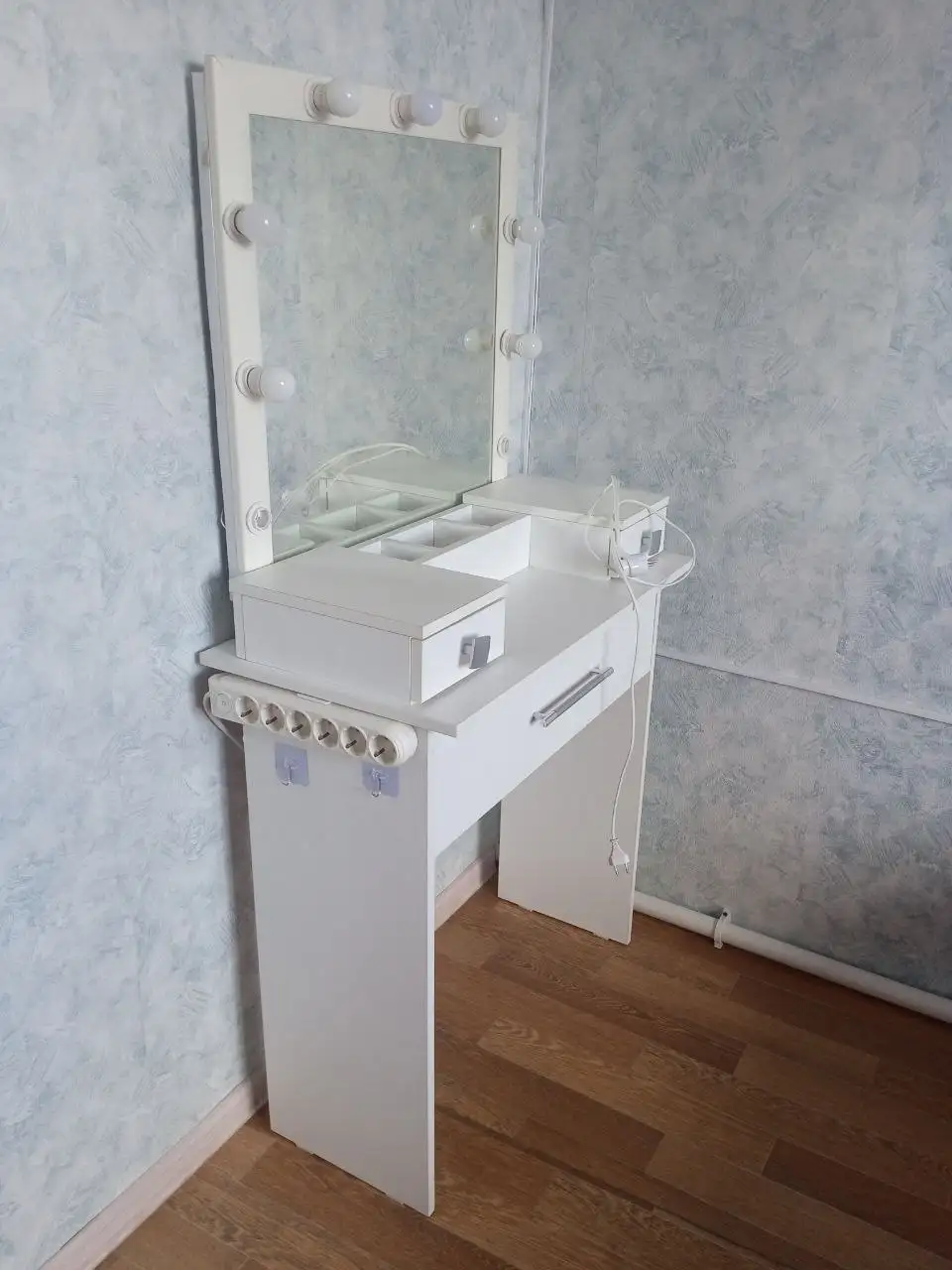 Продам дамский туалетный столик с подсветкой - Мебель (Для дома и дачи) в Красноярск