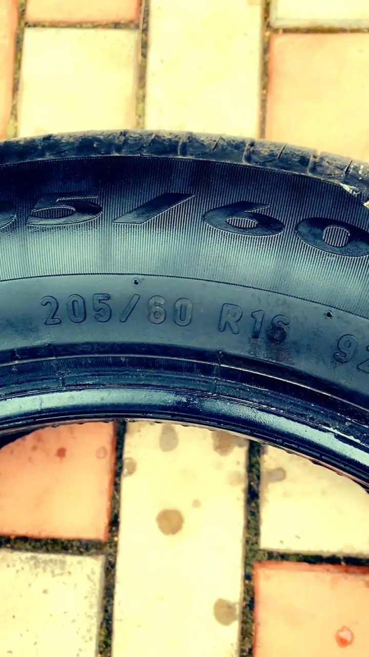 Продам резину комплект с японского автомобиля - Запчасти (Авто) в Красноярск