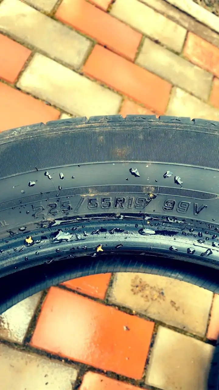 Продам комплект летней резины DUNLOP 225/55/19 - Шины и диски (Авто) в Емельяново