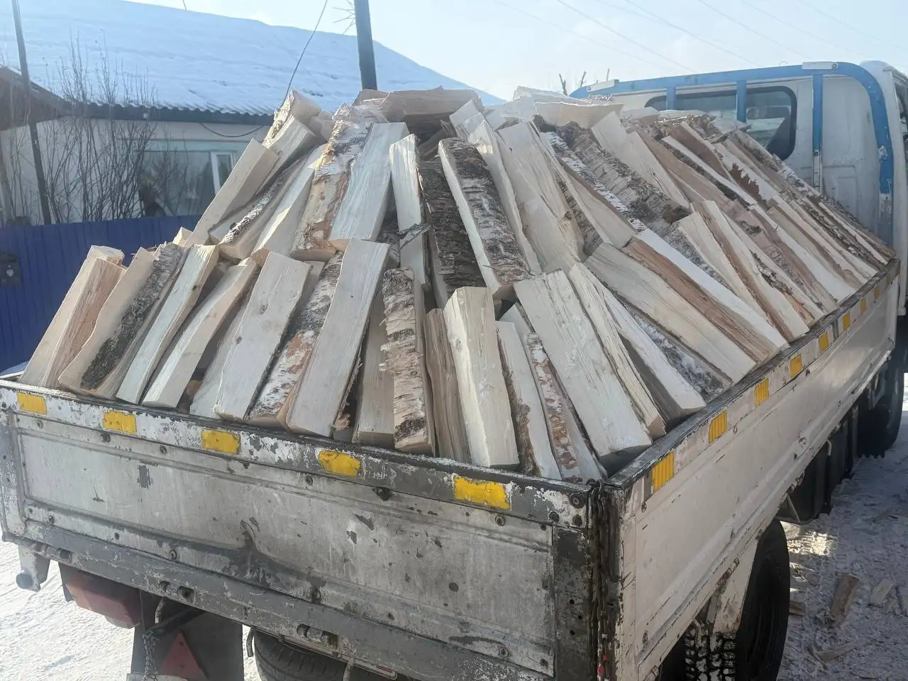 Продажа дров: березовые колотые, горбыль пиленый, опилки мешками - Дрова и топливо (Для дома и дачи) в Емельяново