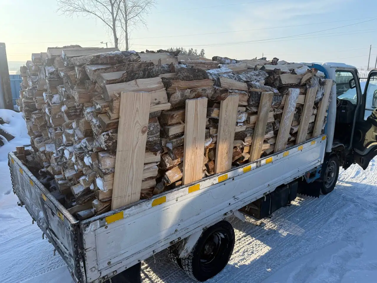 Продажа дров: березовые колотые, горбыль пиленый, опилки мешками - Дрова и топливо (Для дома и дачи) в Емельяново