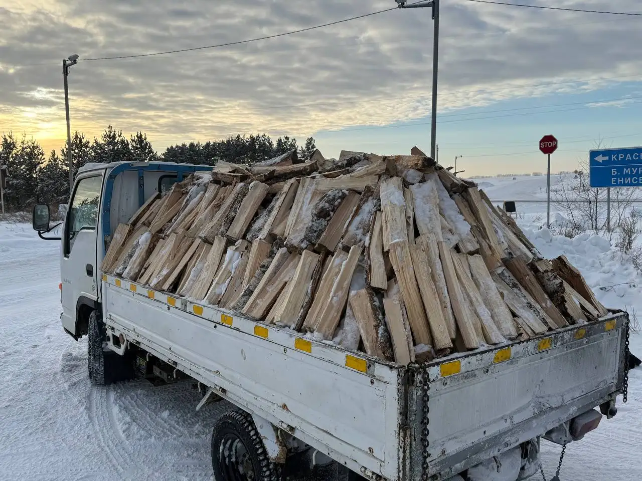 Продажа дров: березовые колотые, горбыль пиленый, опилки мешками - Дрова и топливо (Для дома и дачи) в Емельяново