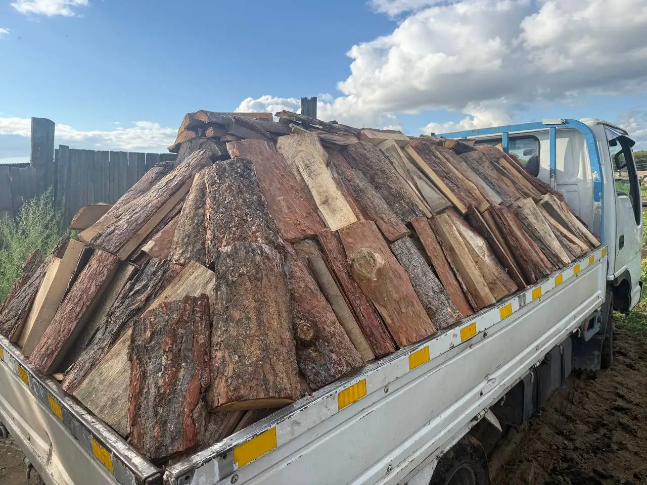 Продажа дров: березовые колотые, горбыль пиленый, опилки мешками - Дрова и топливо (Для дома и дачи) в Емельяново