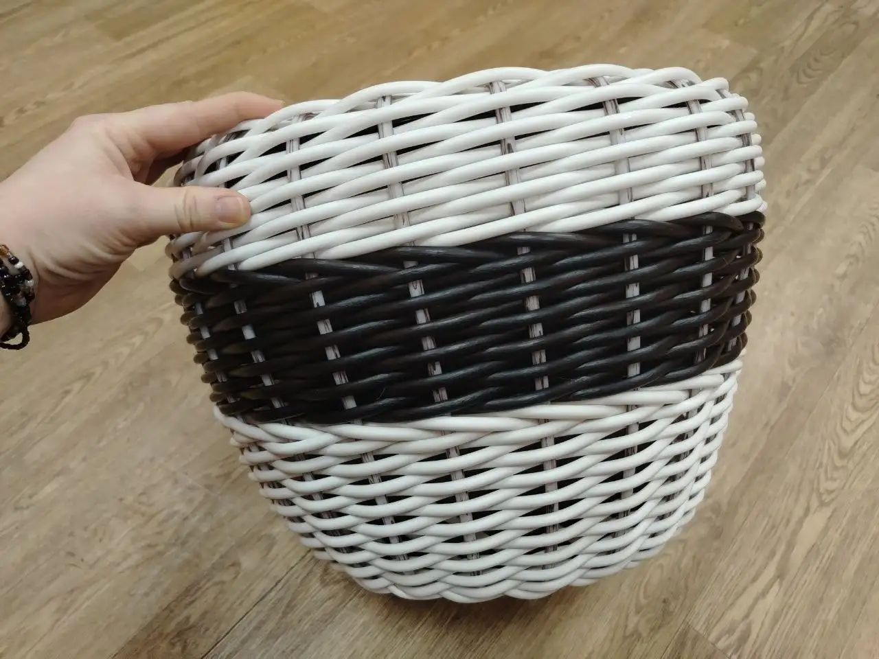 Кашпо из искусственного ротанга ручной работы - Кашпо (Для дома и дачи) в Красноярск