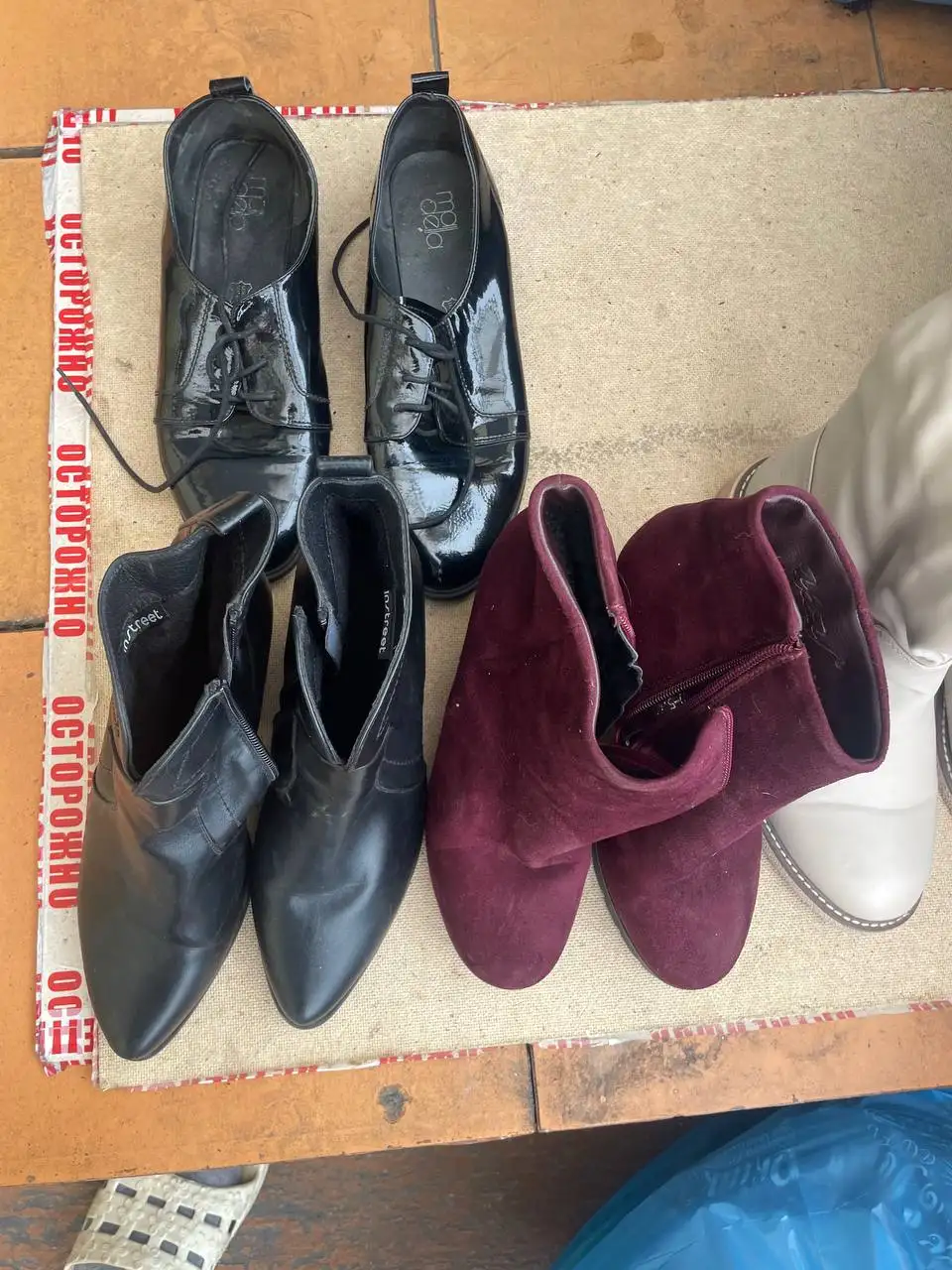 Отдам за тортик: Обувь демисезонная, бордовые сапожки зимние - Обувь (Одежда) в Емельяново