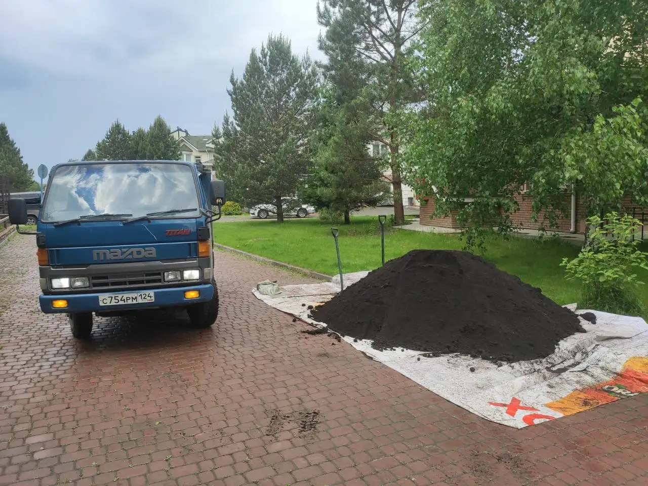 Доставка перегноя, чернозема, навоза, щебня, песка - Перевозки и грузоперевозки (Услуги) в Красноярск