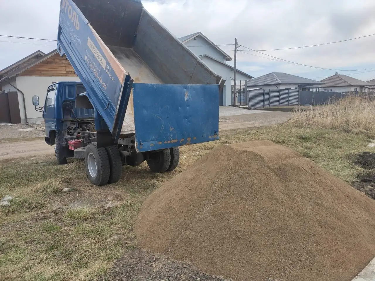 Доставка перегноя, чернозема, навоза, щебня, песка - Перевозки и грузоперевозки (Услуги) в Красноярск