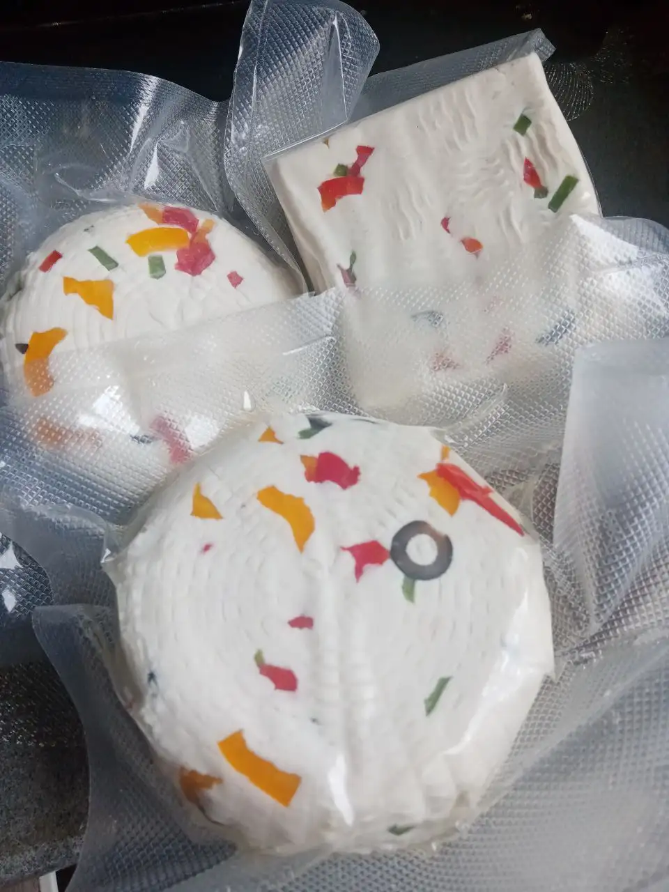 Продам домашний козий сыр прима сале с перцами и маслинами - Сыры (Барахолка) в Емельяново