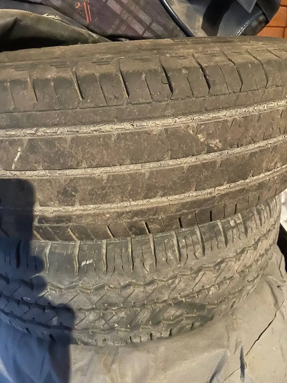 Продам колеса 225/75/16с и 215/70/16с - шины (Запчасти) в Емельяново