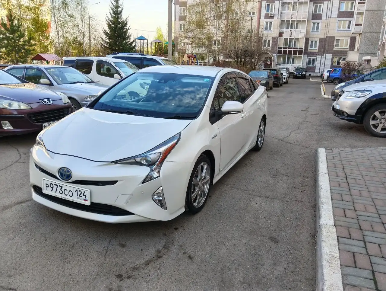 Toyota Prius 2016 - Легковые автомобили (Авто) в Красноярск