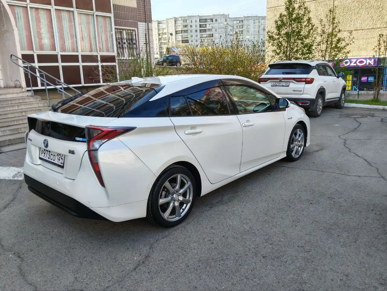 Toyota Prius 2016 - Легковые автомобили (Авто) в Красноярск