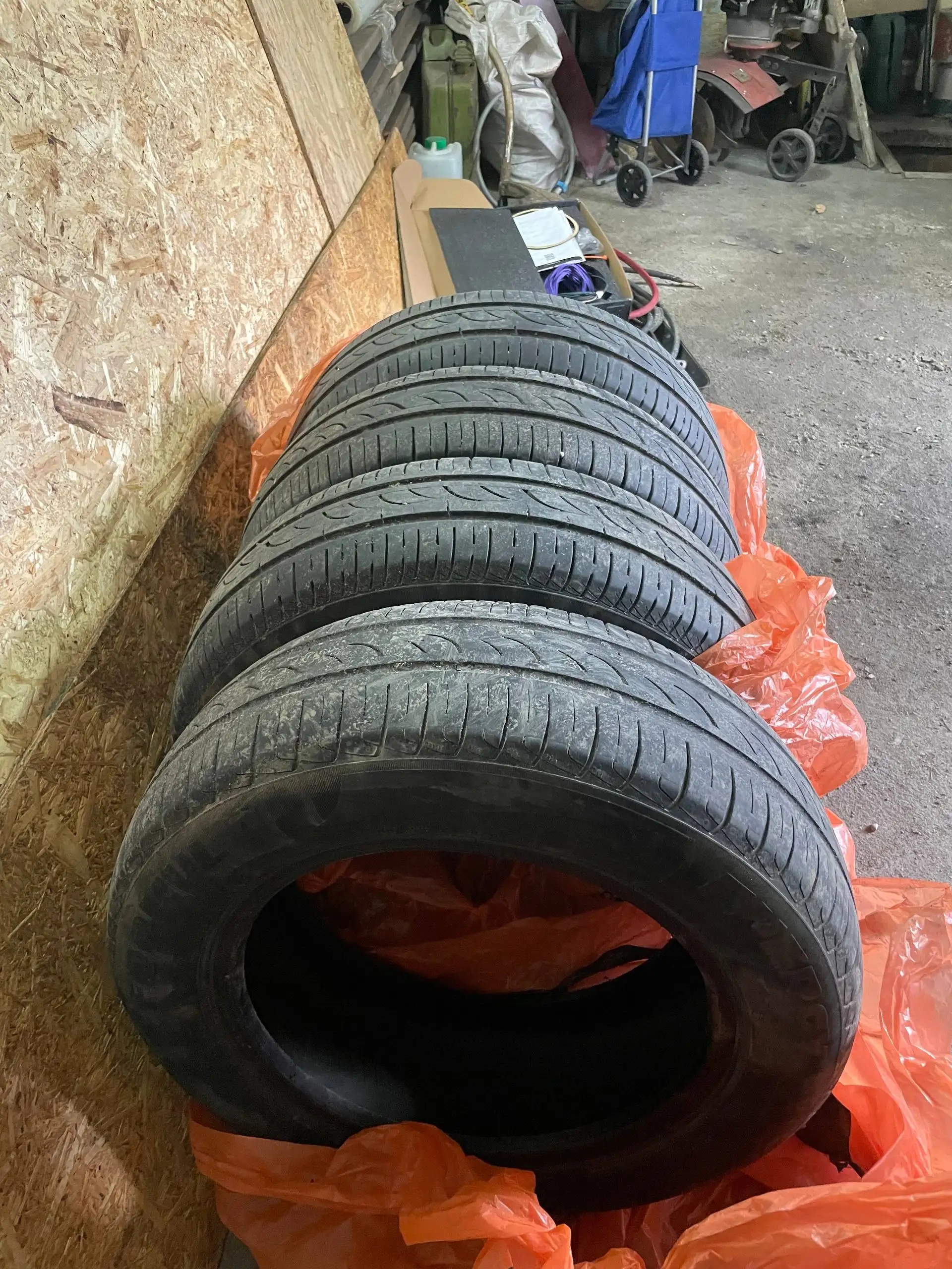 Продам резину Pirelli formula energy 175/65 R14 - Шины и диски (Запчасти) в Новосибирск