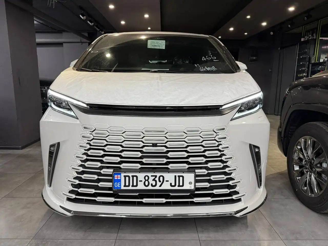 Продажа Lexus LM350h 7-местный с полной комплектацией