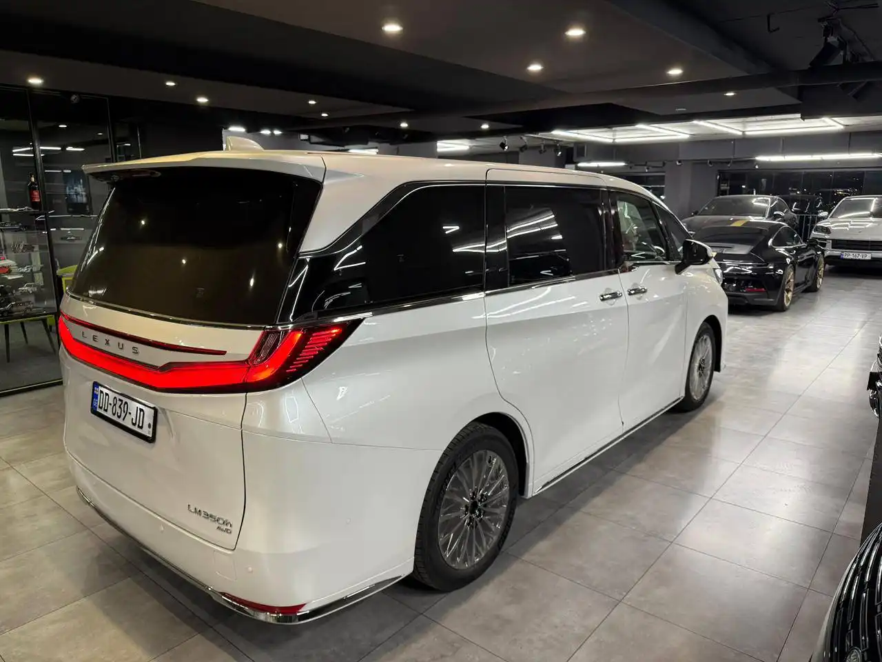 Продажа Lexus LM350h 7-местный с полной комплектацией