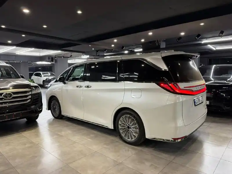 Продажа Lexus LM350h 7-местный с полной комплектацией