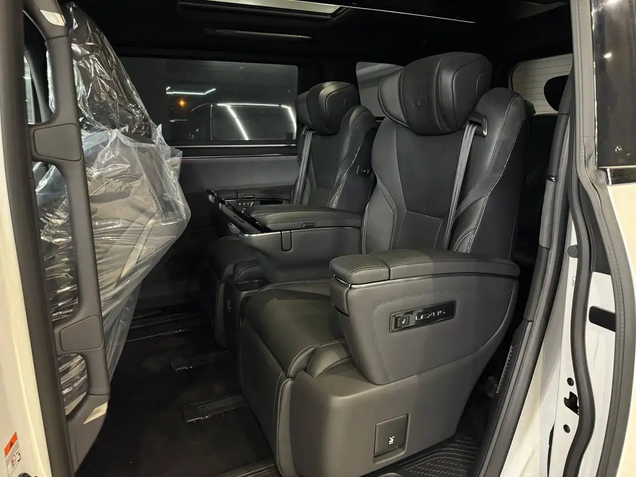 Продажа Lexus LM350h 7-местный с полной комплектацией