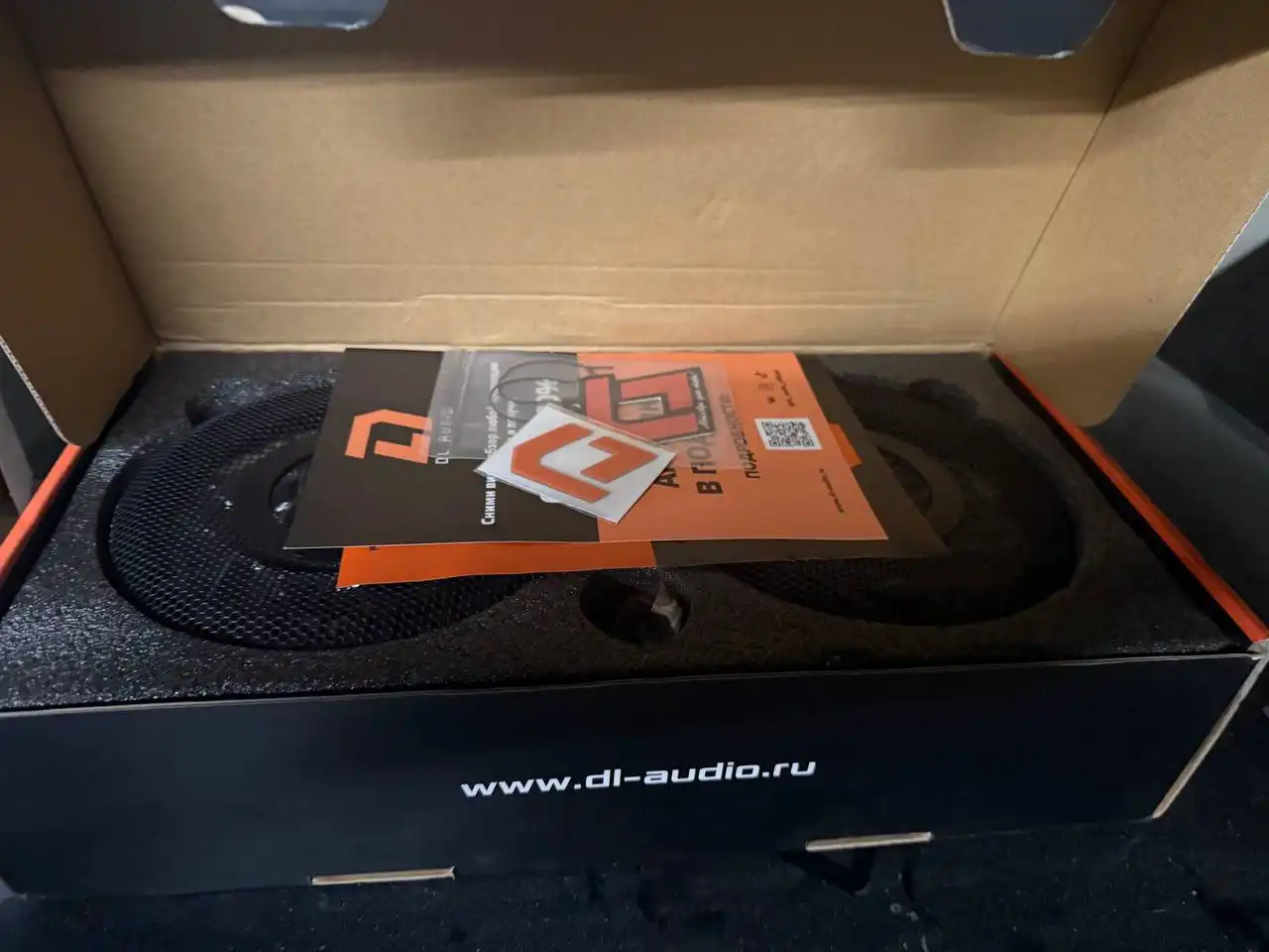 Динамики для аудио в новом состоянии с полным комплектом