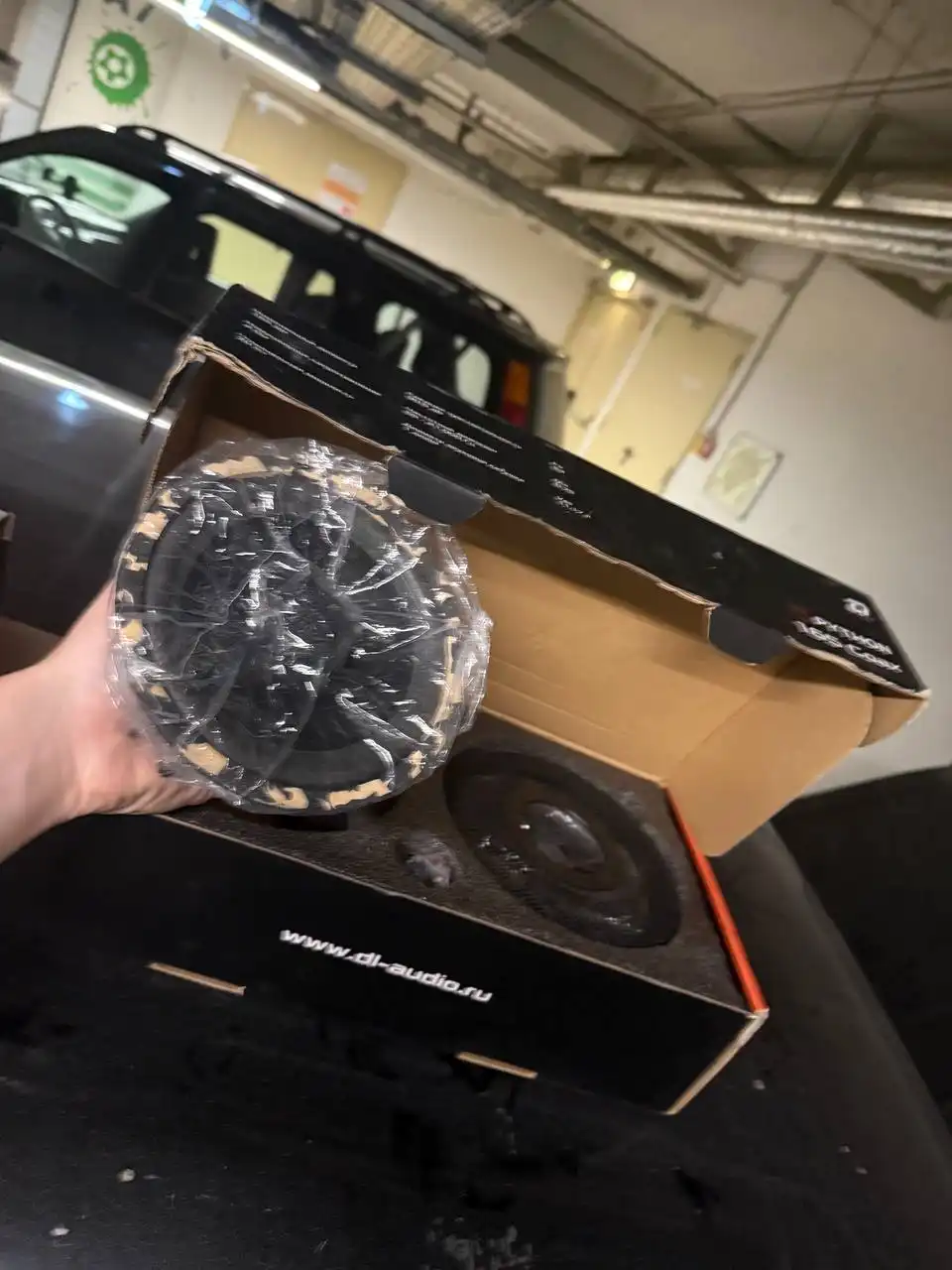 Динамики для аудио в новом состоянии с полным комплектом