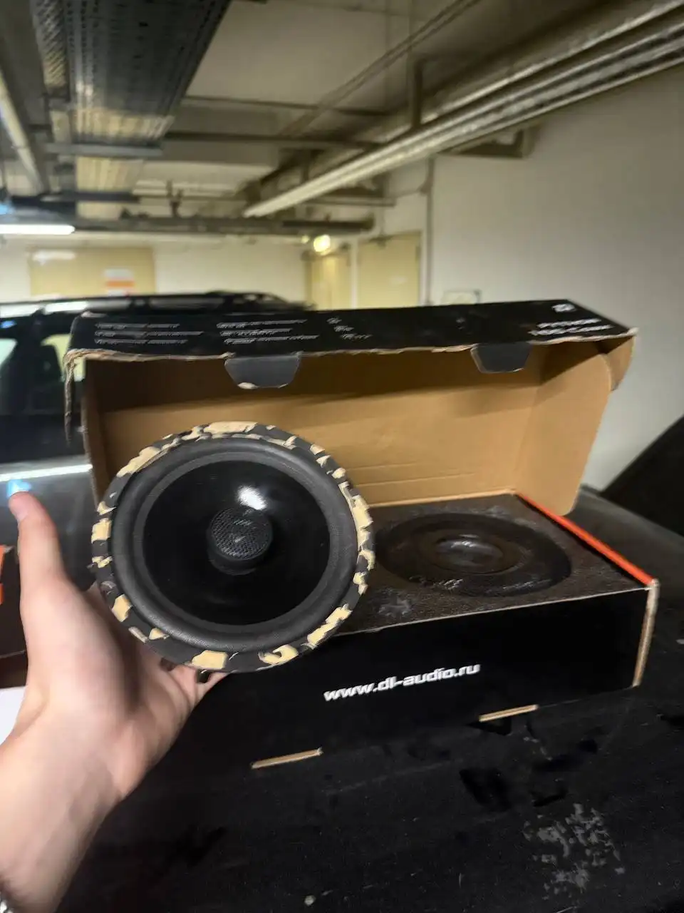 Динамики для аудио в новом состоянии с полным комплектом