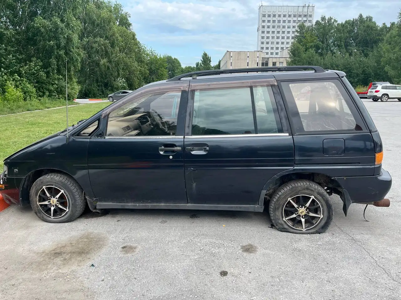 Ниссан Прайри 1991 года с запчастями - Авто в Новосибирск