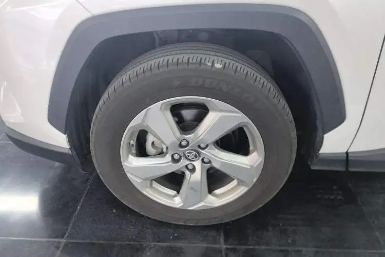 Продам Toyota RAV4 5 поколения 2021 года - Внедорожники (Авто) в Новосибирск