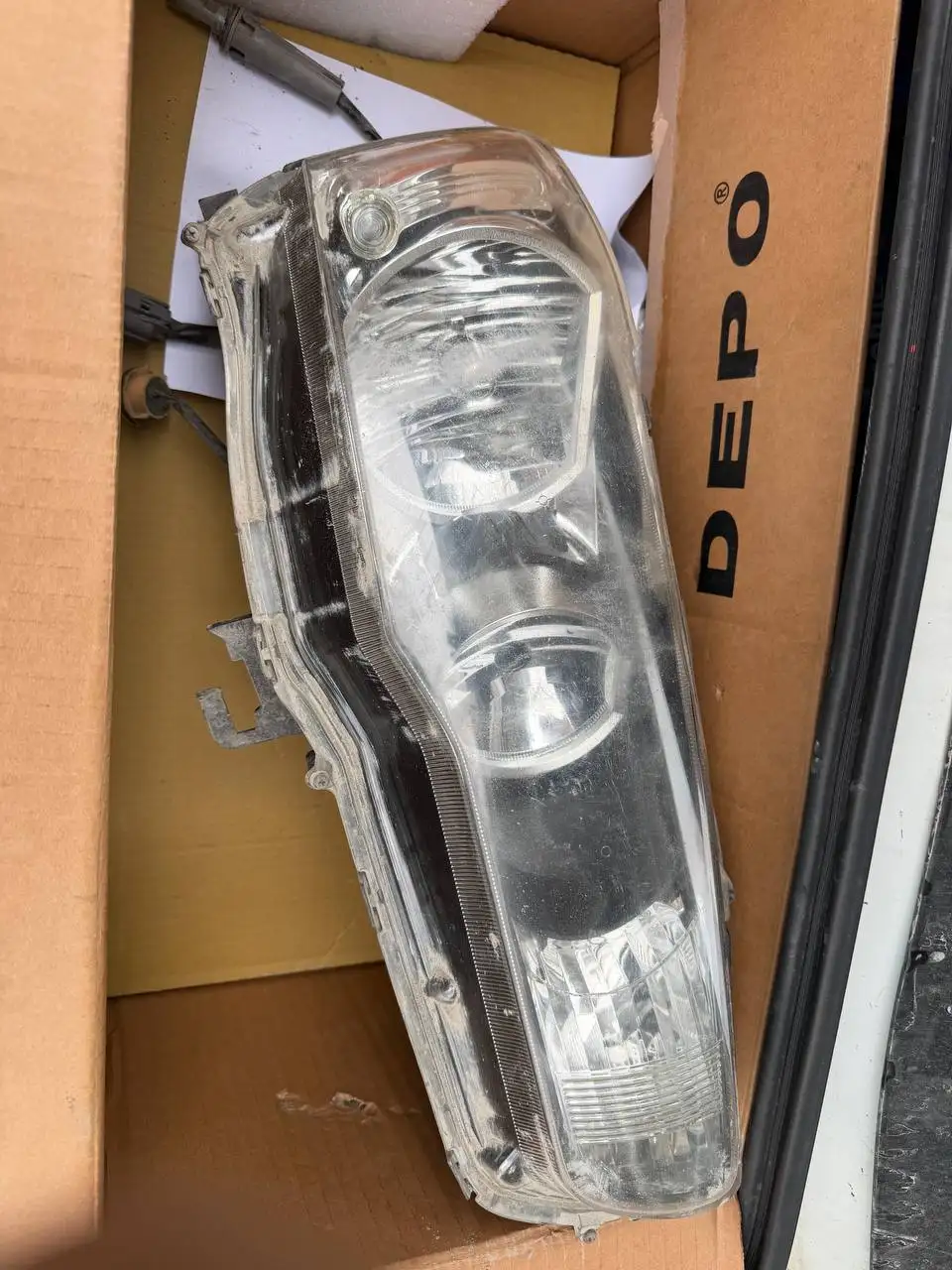 Продам правую фару от Mitsubishi Lancer 2010 года - Автозапчасти (Запчасти) в Новосибирск