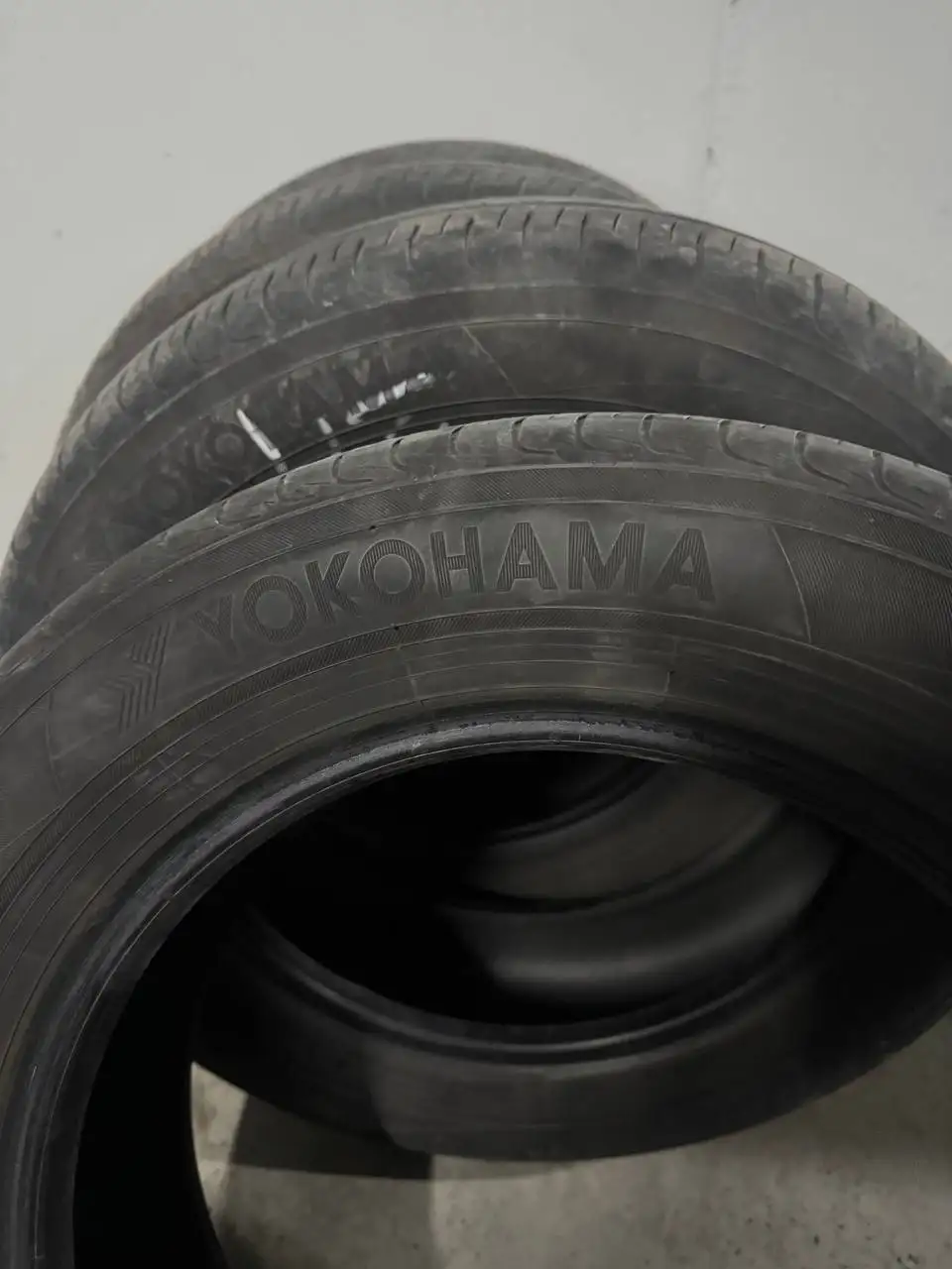 Продам летние шины Yokohama BluEarth 185/65/15 - Шины (Авто) в Новосибирск