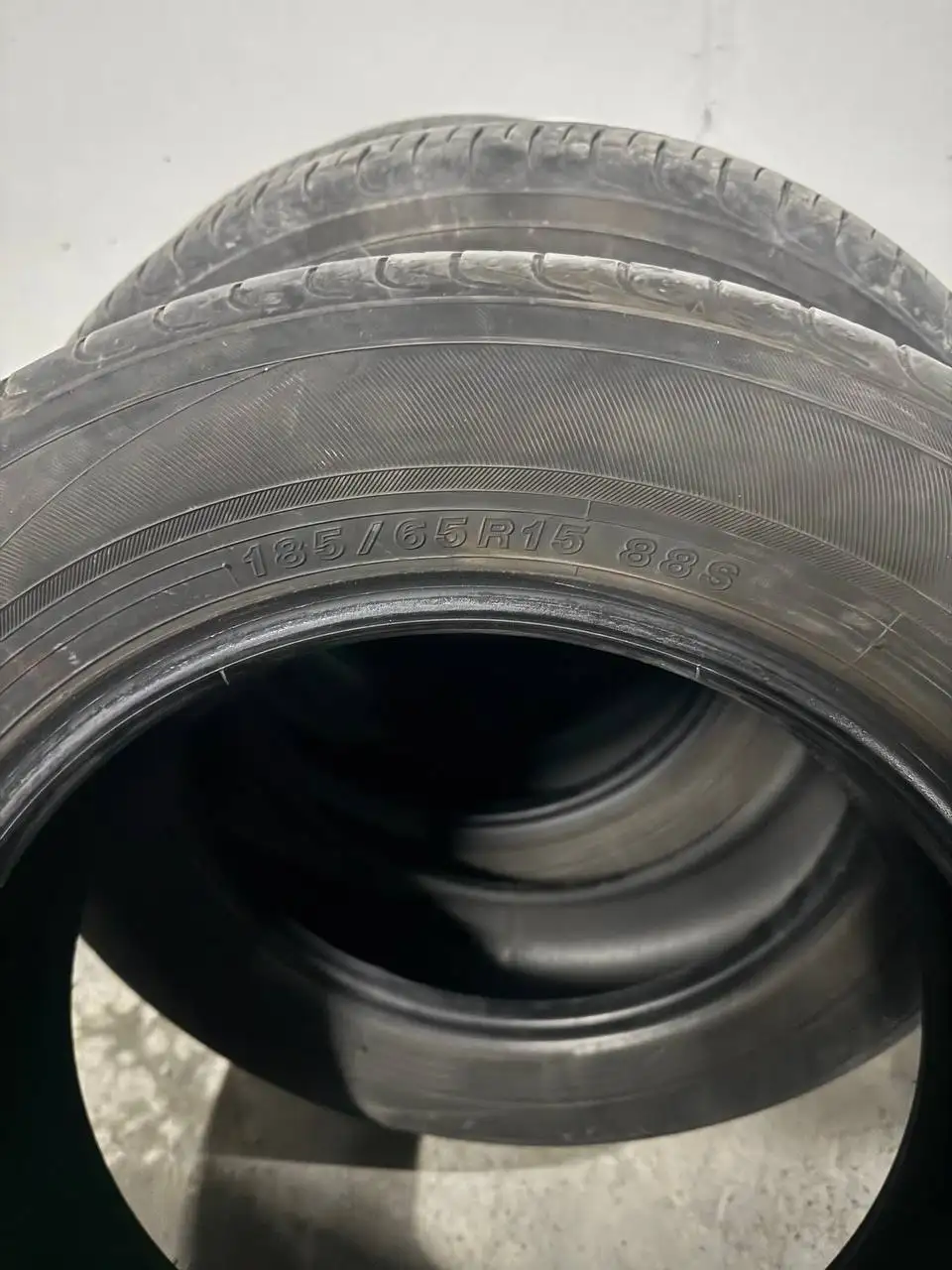 Продам летние шины Yokohama BluEarth 185/65/15 - Шины (Авто) в Новосибирск