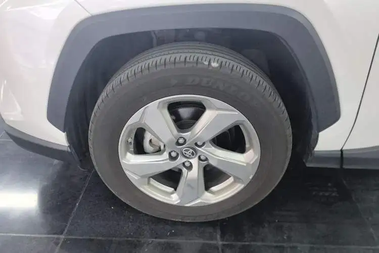 Продам Toyota RAV4 5 поколения 2021 года без пробега по РФ - Легковые автомобили (Авто) в Новосибирск