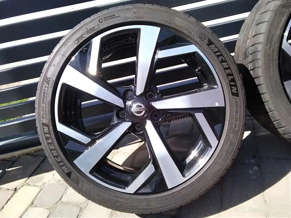 Колеса Nissan X-Trail, Qashqai, Juke 225/45 R19 - Шины и диски (Авто) в Новосибирск
