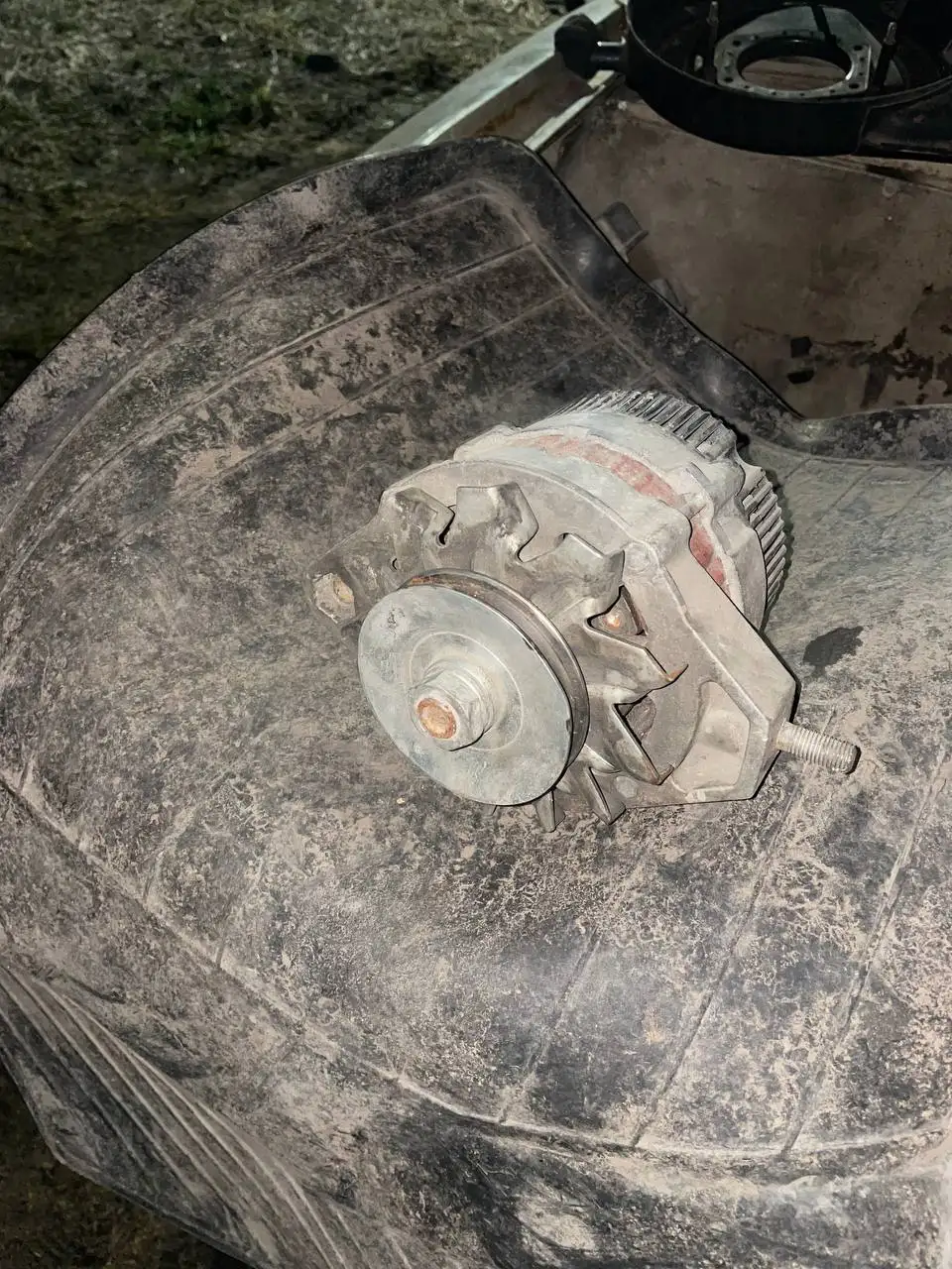 Продам генератор 60А, стартеры, блок предохранителей, колеса R13 - Запчасти и аксессуары (Авто) в Новосибирск