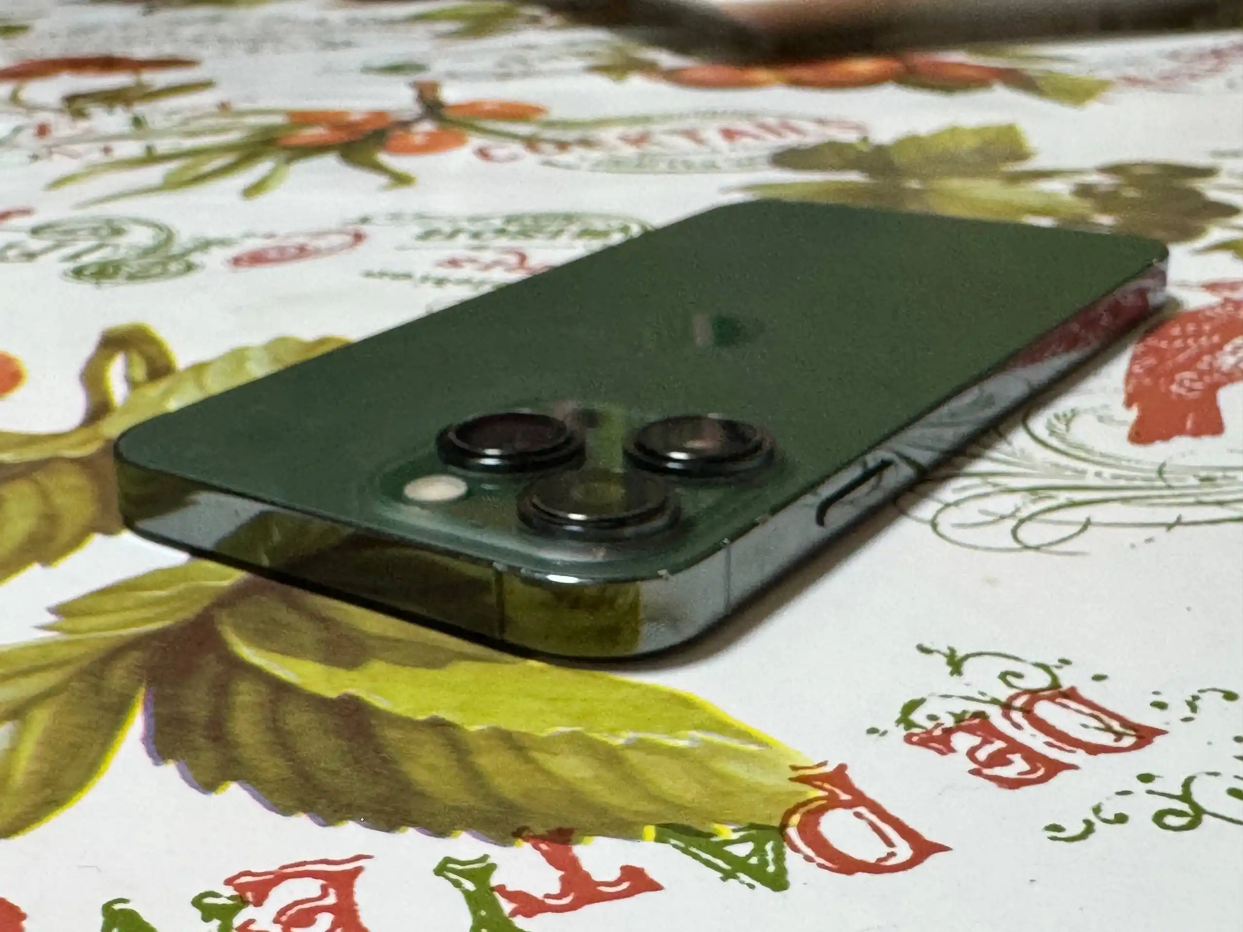 Смартфон с разбитым экраном