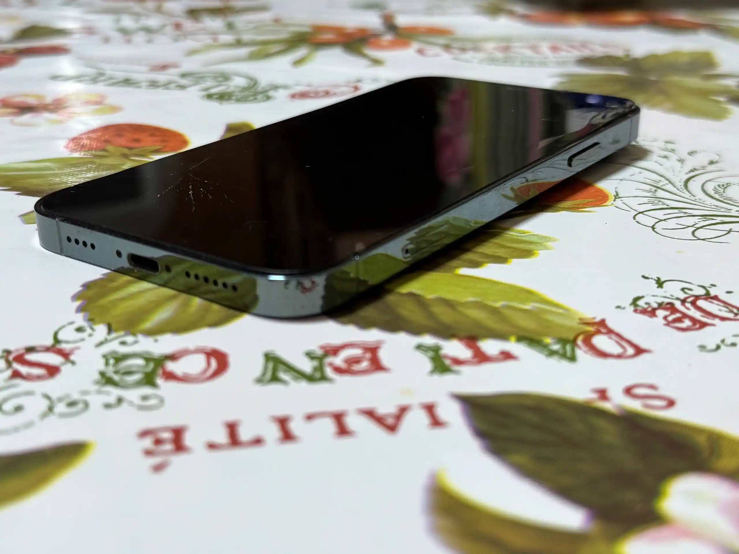 Смартфон с разбитым экраном