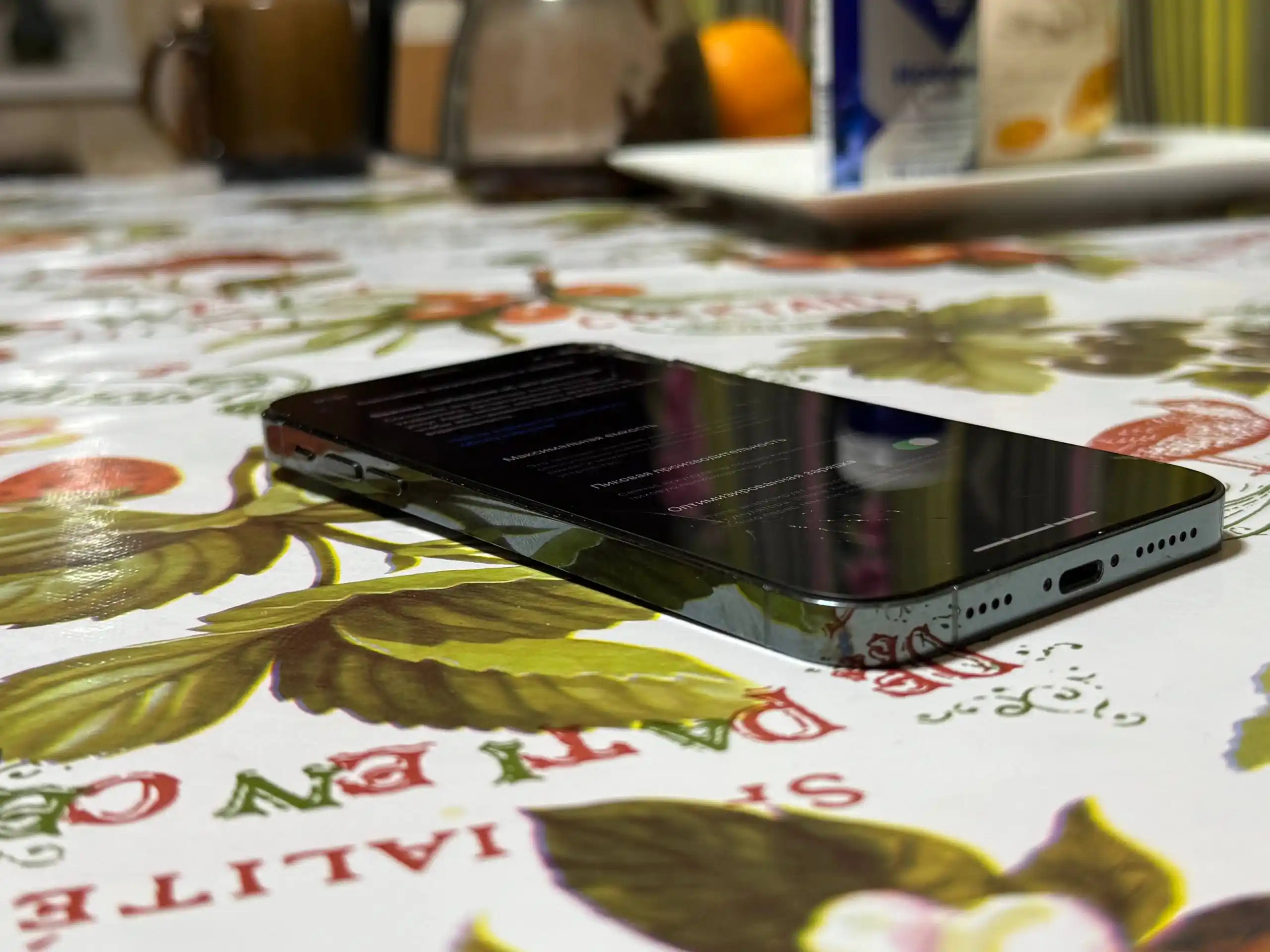 Смартфон с разбитым экраном