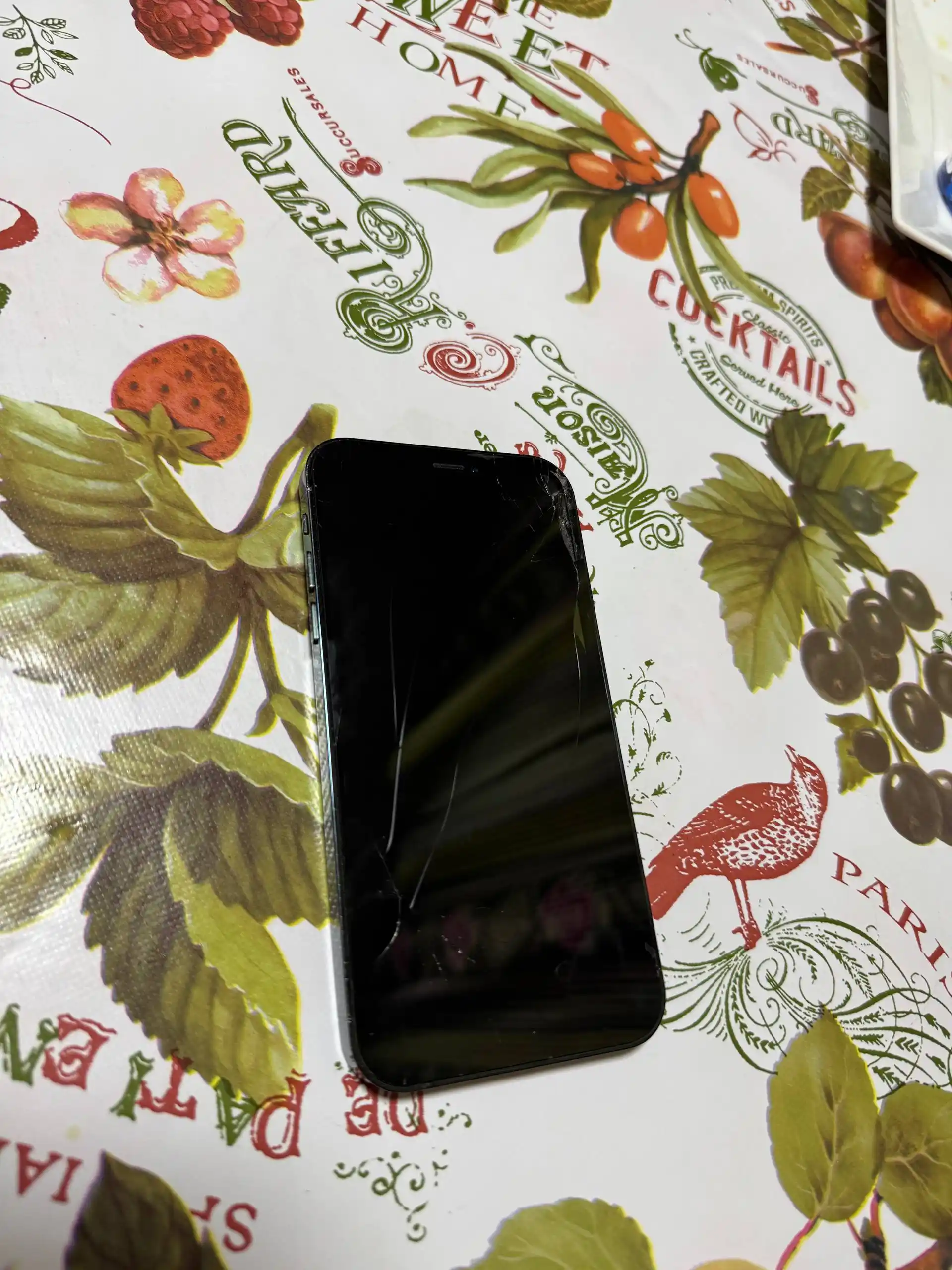 Смартфон с разбитым экраном