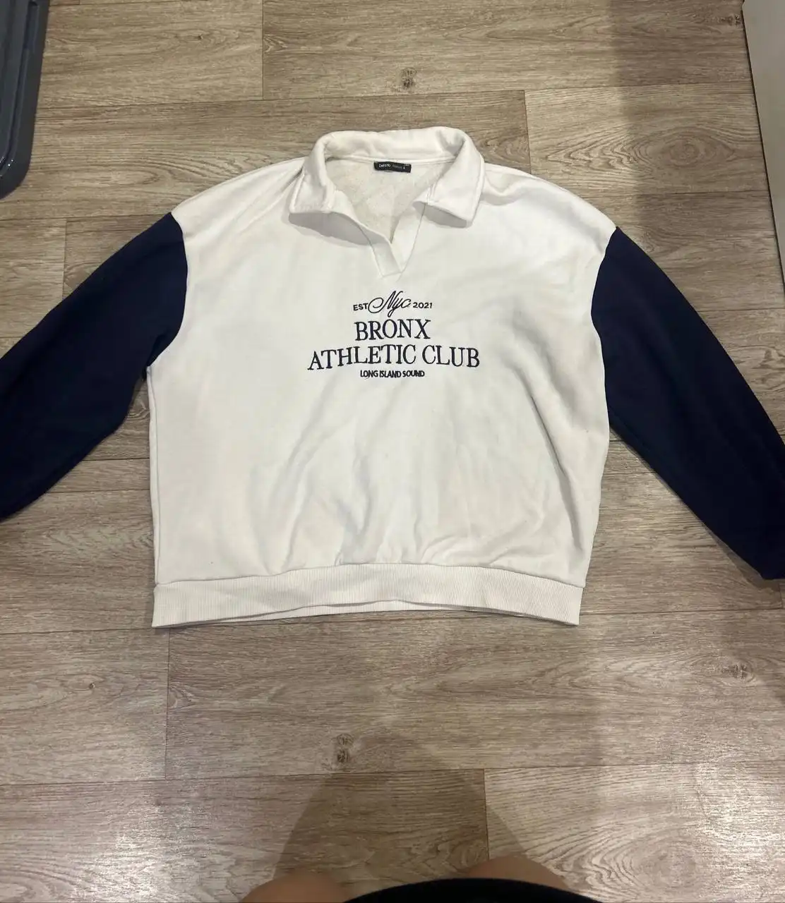 Продажа одежды: костюмы, платья, куртки, штаны