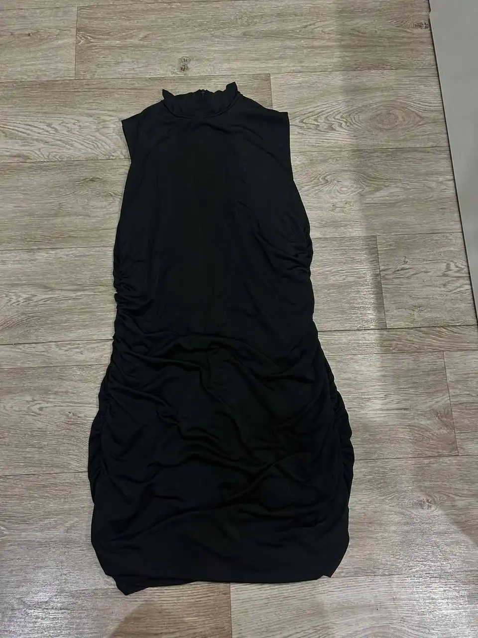 Продажа одежды: костюмы, платья, куртки, штаны