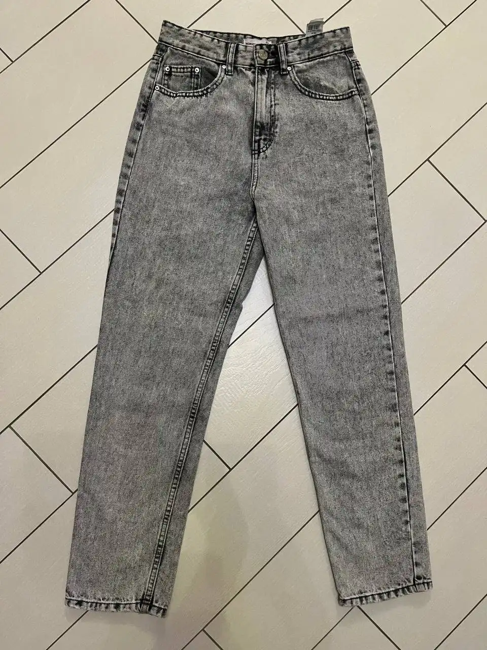 Женские джинсы мом серого цвета